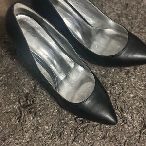 Basic black shoe with heel